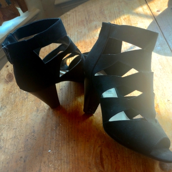 Liz Claiborne Black Cutout Wide Heels - Picture 1 of 8